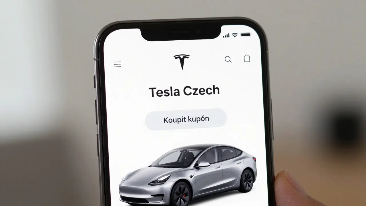 Obrazovka mobilu zobrazuje webovou stránku Tesla s tlačítkem pro koupi kupónu na lítačku.